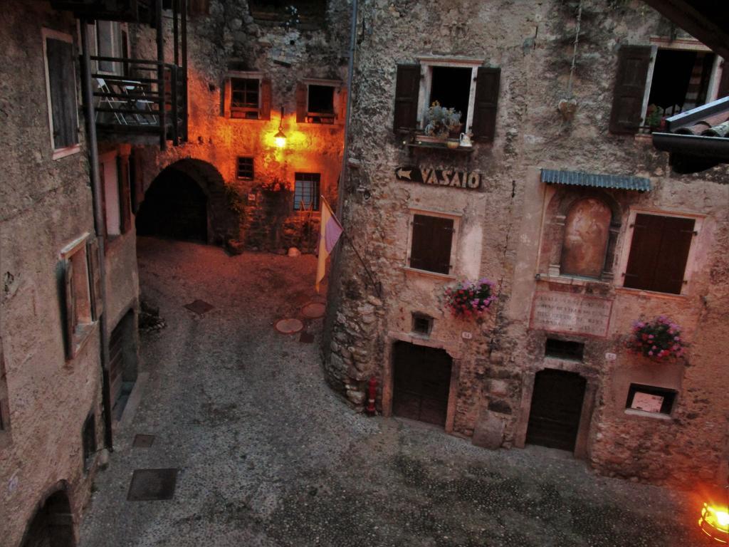La Piazzetta Di Canale B&B Tenno Bagian luar foto