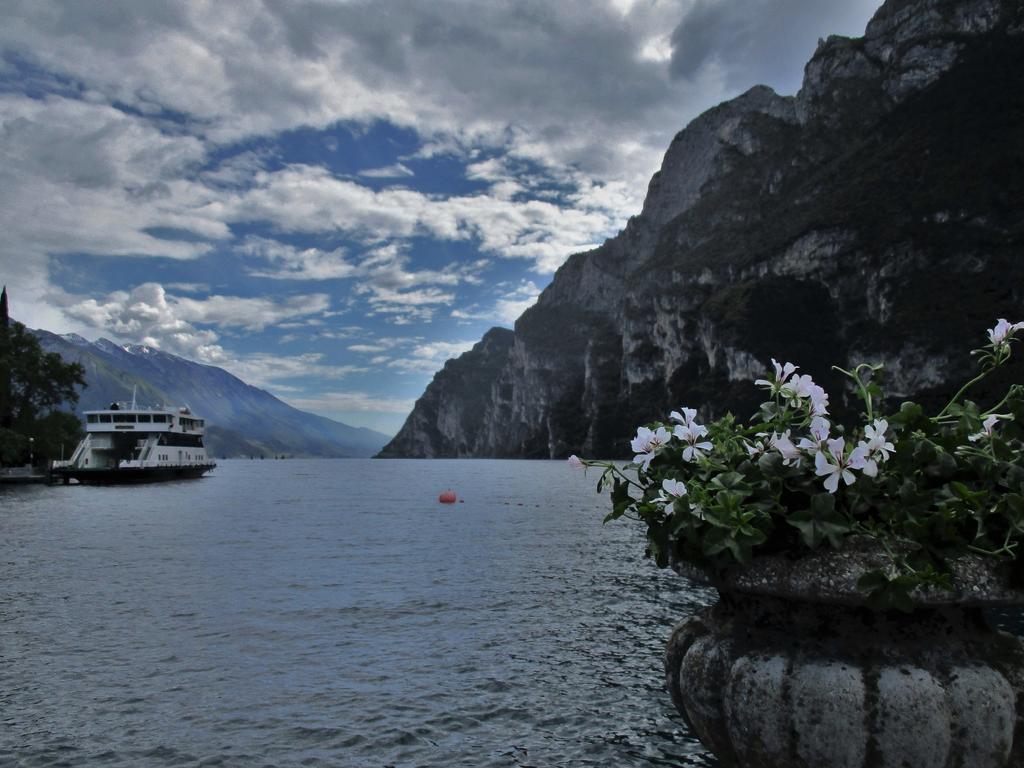 La Piazzetta Di Canale B&B Tenno Bagian luar foto